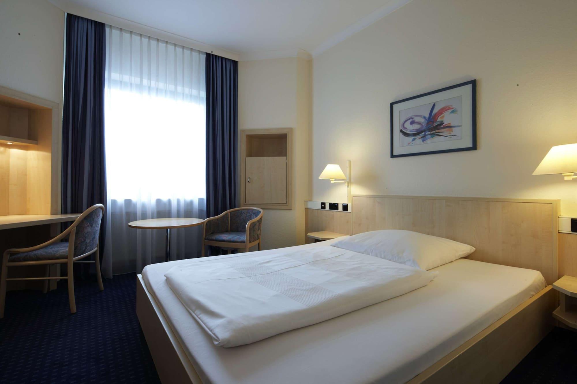 Intercityhotel Ульм Экстерьер фото